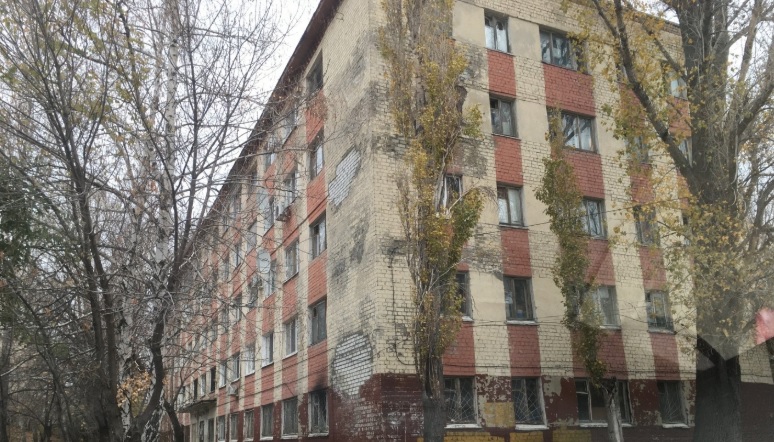 Жильцы аварийной пятиэтажки в Саратове боятся погибнуть под завалами из-за бездействия властей